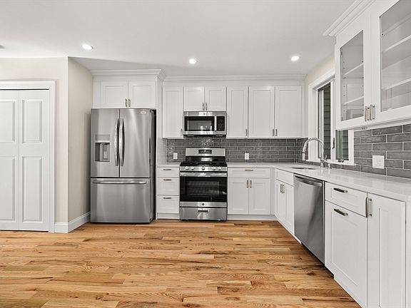 3rd image of 39 Spring St