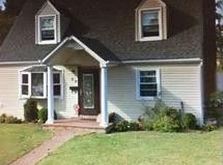 29 Gables Rd, Hicksville, NY 11801