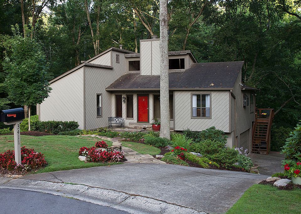 Front of house & driveway