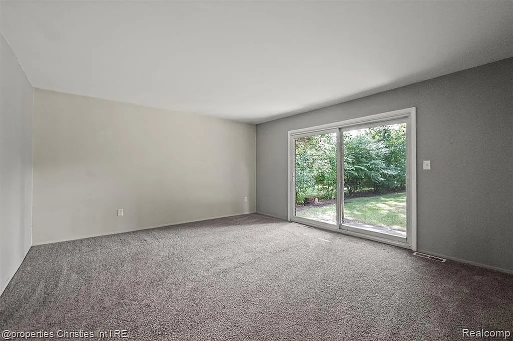 3 bed, 2.0 bath, 2542 sqft, $2,200 — Photo 4