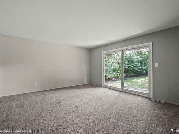 4th image of 215 Woodsboro Dr