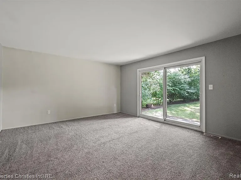 215 Woodsboro Dr — Photo 4