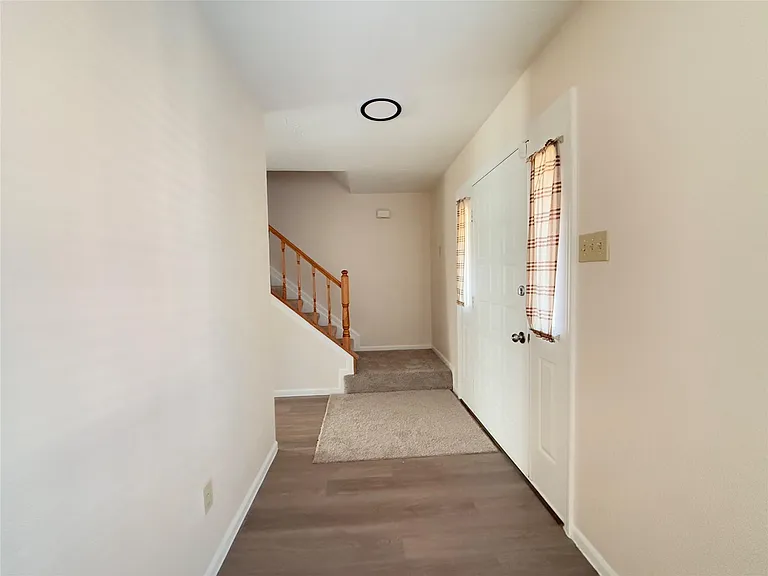 1559 Hillside Elm St — Photo 3