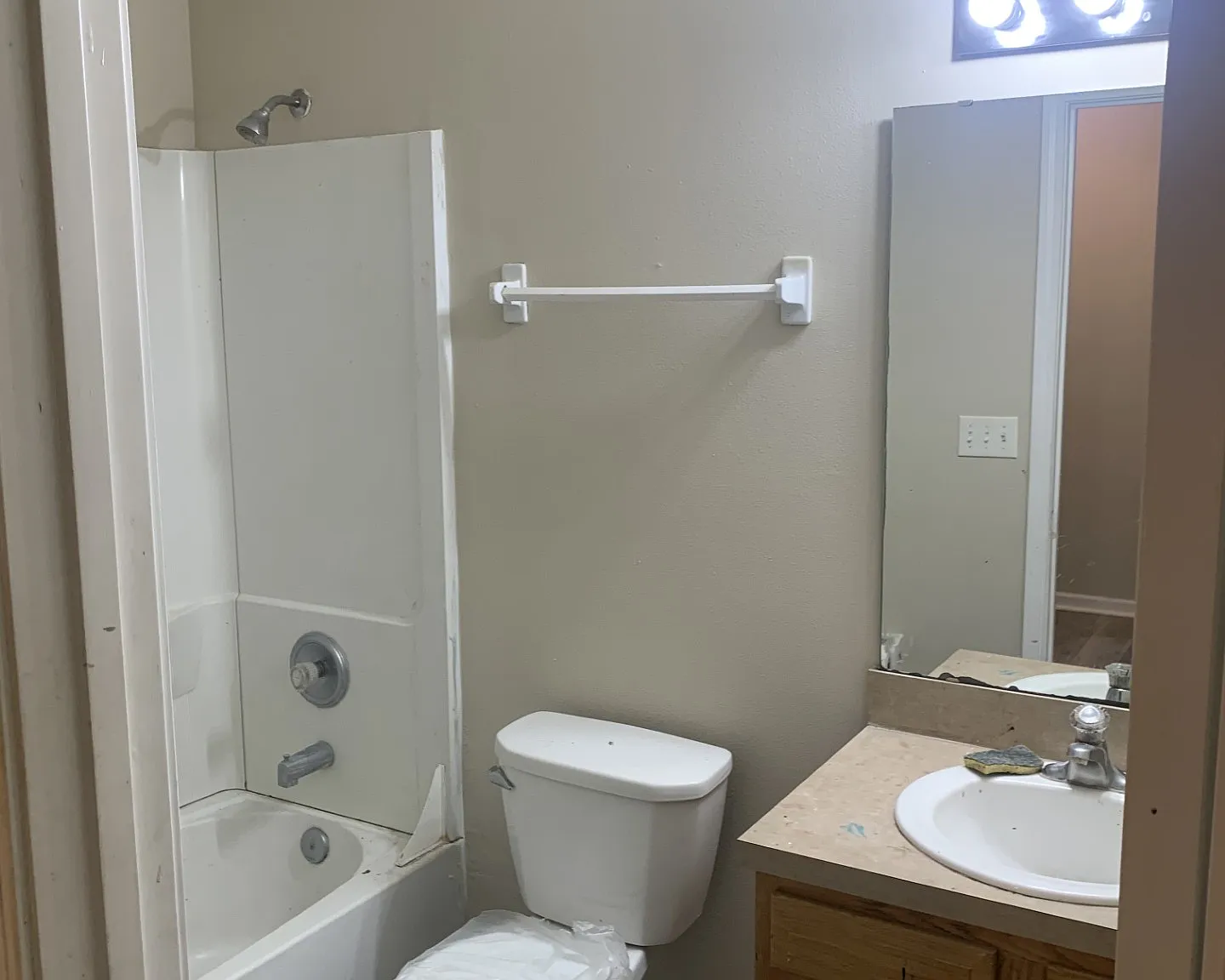 3 bed, 2.5 bath, 1404 sqft, $1,800 — Photo 2