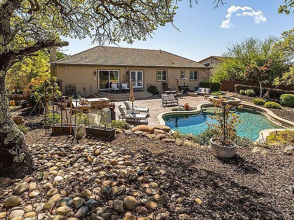 4th image of 5212 Oakridge Dr