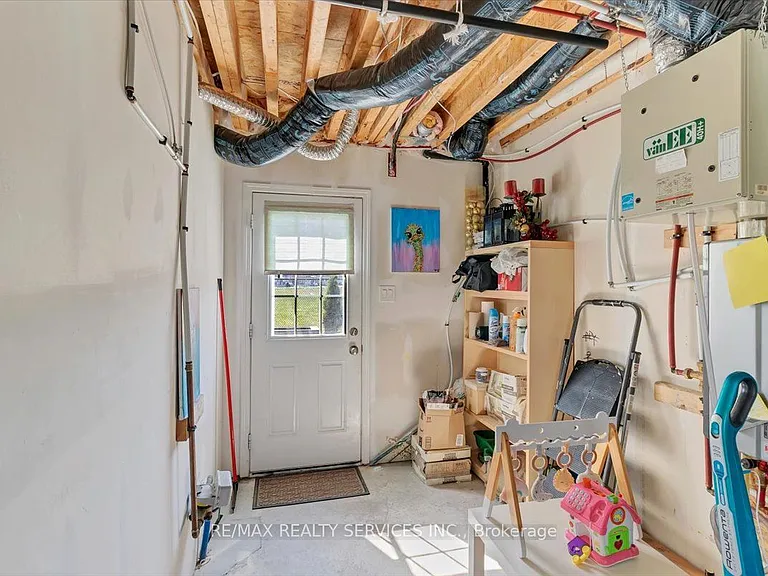 84 Bannister Cres — Photo 11