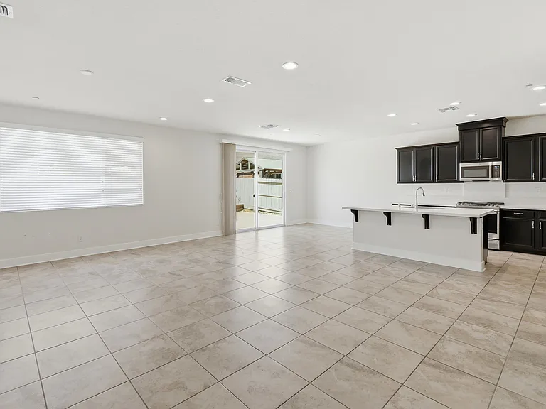 761 Hydrangea Dr — Photo 8