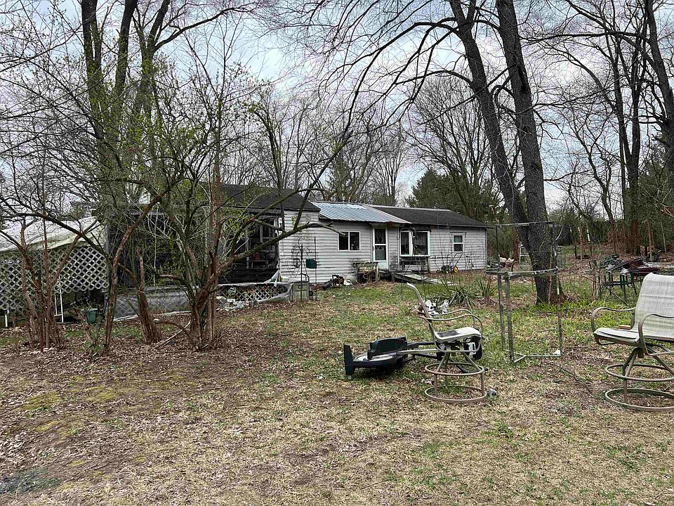 2nd image of 422 Willow Ln