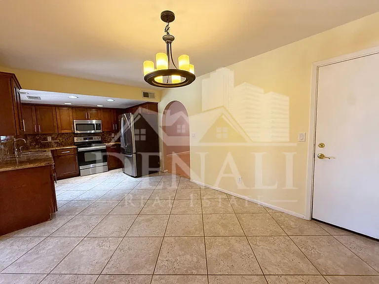 2102 W Knox Rd — Photo 8