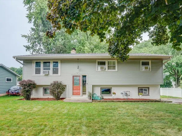 304 Meadow Ln, Deforest, WI 53532