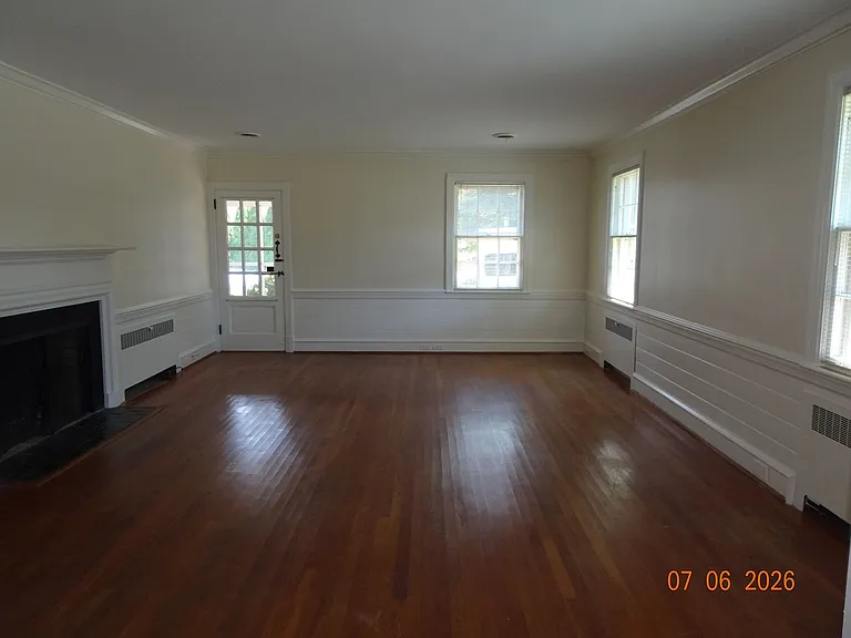 302 Riverside Dr — Photo 7