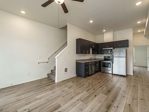 4th image of 2713 E Evergreen Blvd #102