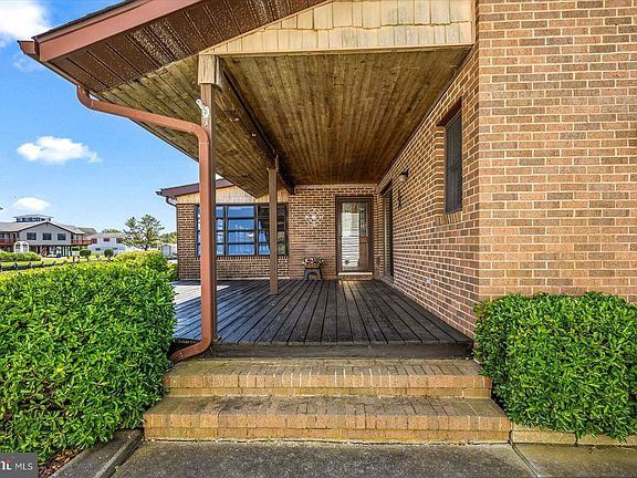 3rd image of 30 Bayside Dr