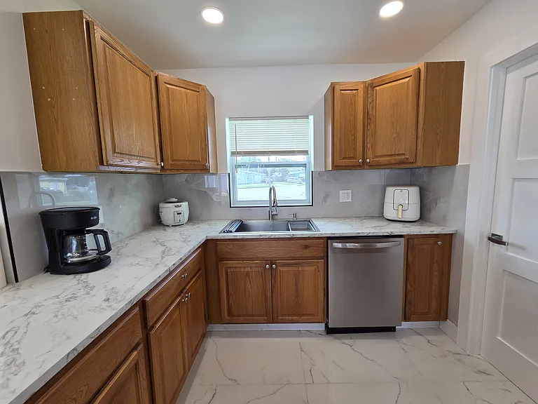 305 SE Airoso Blvd — Photo 8