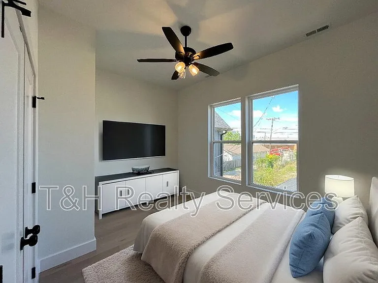 930 Woodlawn Ave — Photo 16