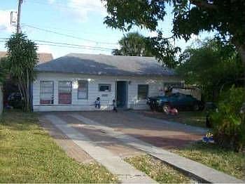 1st image of 716 N A St