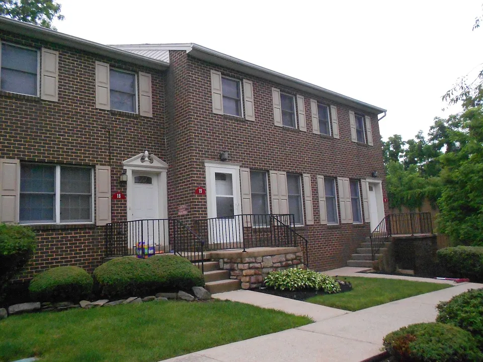 1285 Colonial Rd