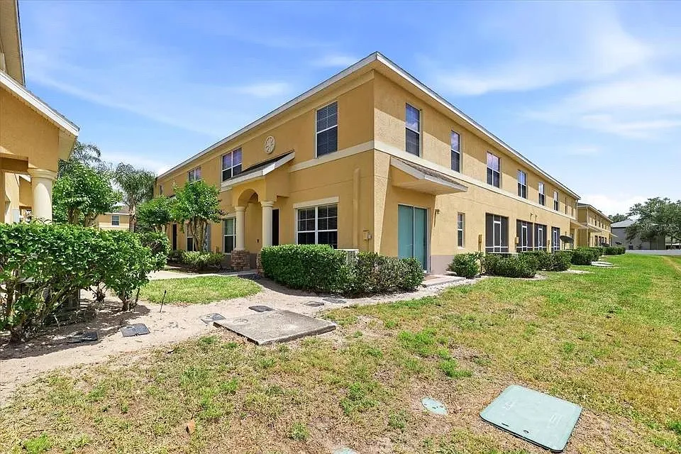 3 bed, 2.5 bath, 1302 sqft, $1,850 — Photo 2