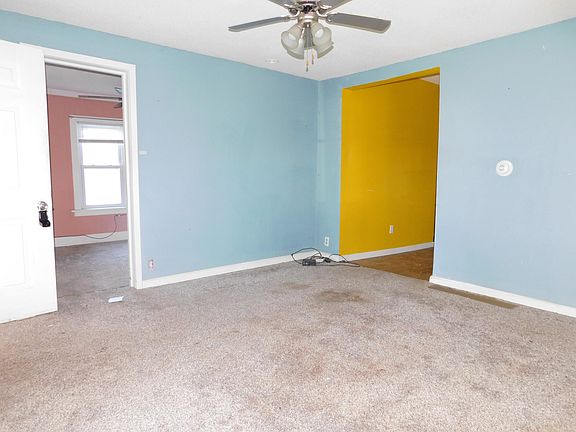 4th image of 403 Center St