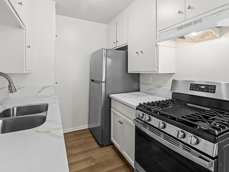 1747 Franklin St #4 — Photo 8