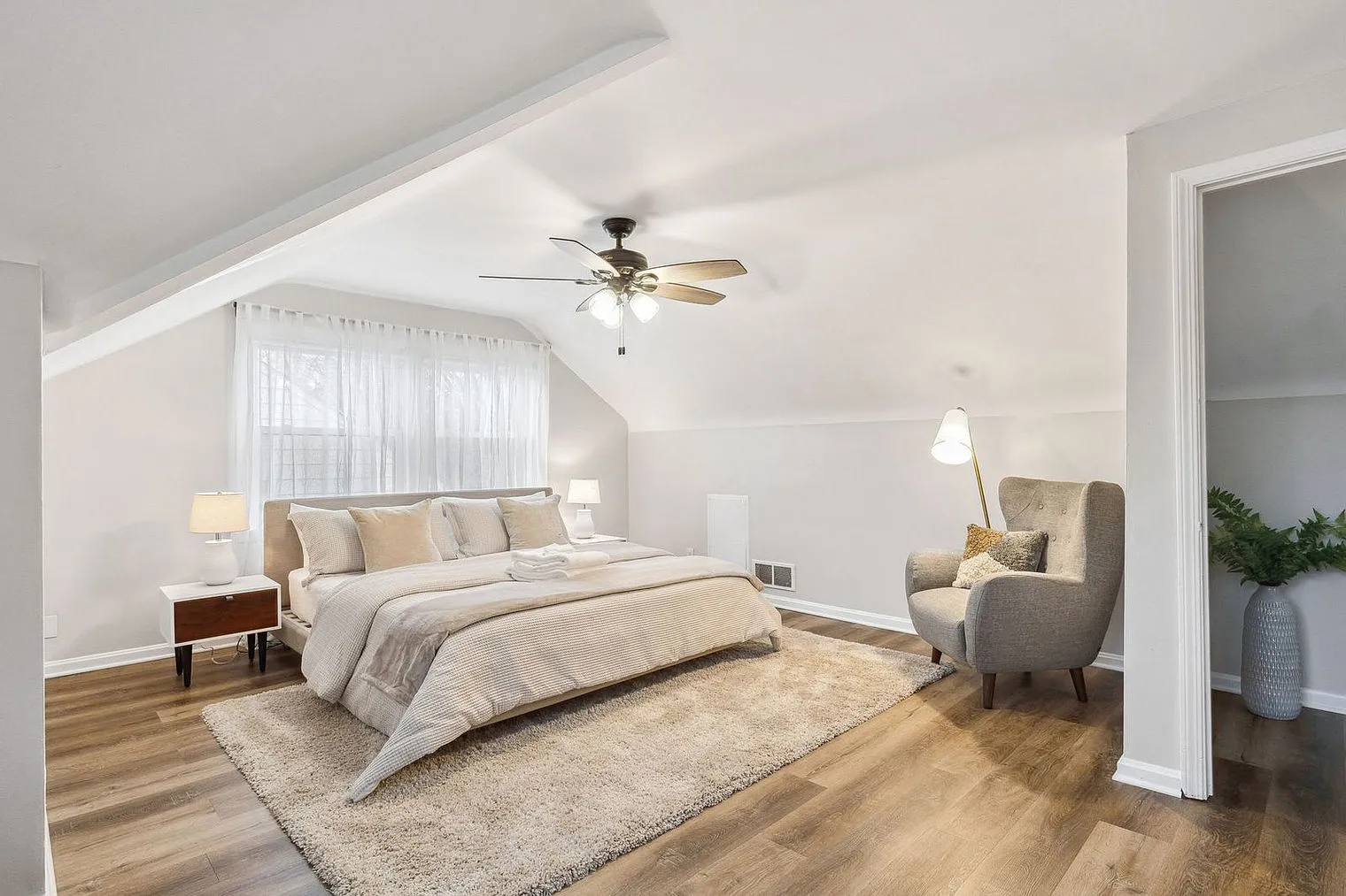 4 bed, 2.0 bath, 2109 sqft, $3,824 — Photo 4