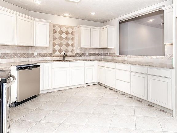 4th image of 2827 E Whippoorwill Ln