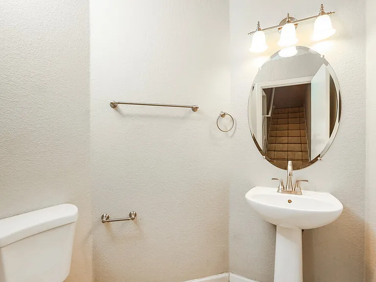 1552 E Maryland Pl — Photo 16