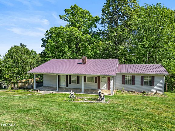 4th image of 215 S Hickory Cir