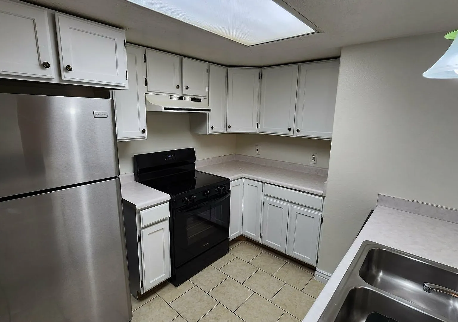 3 bed, 2.0 bath, 1047 sqft, $1,850 — Photo 3