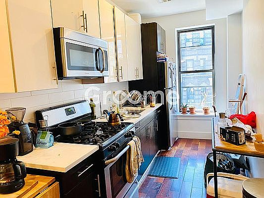 5th image of 296 Grove St Floor 2