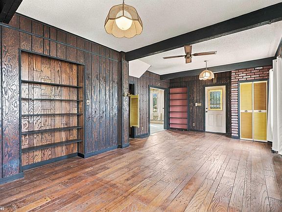 4th image of 1585 Young St