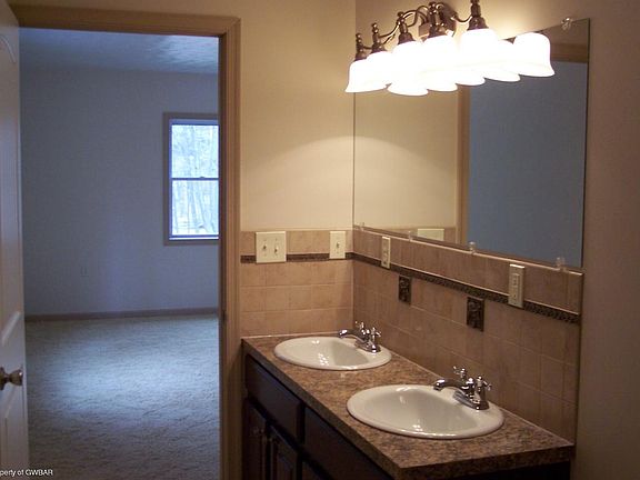 5th image of 20 Elm Crest Dr
