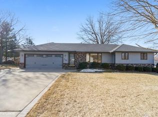 715 Brentwood Dr, Pella, IA 50219