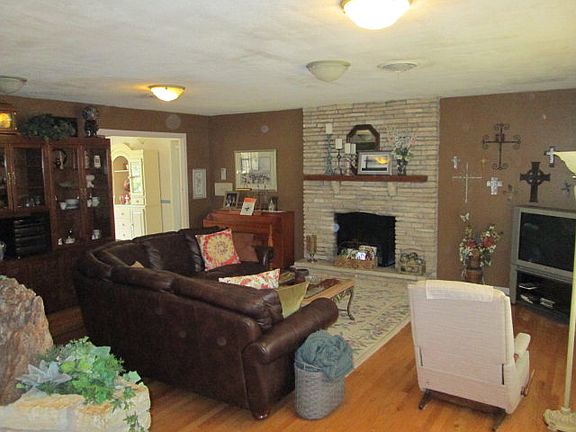 3rd image of 1221 Virginia Dr
