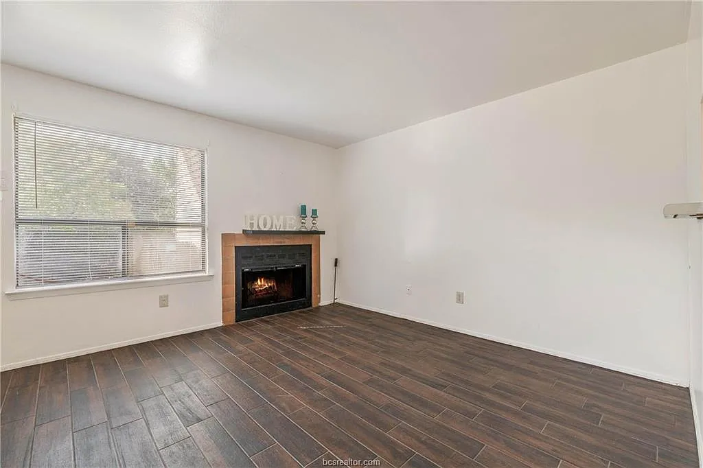 2 bed, 1.5 bath, 1056 sqft, $1,100 — Photo 3