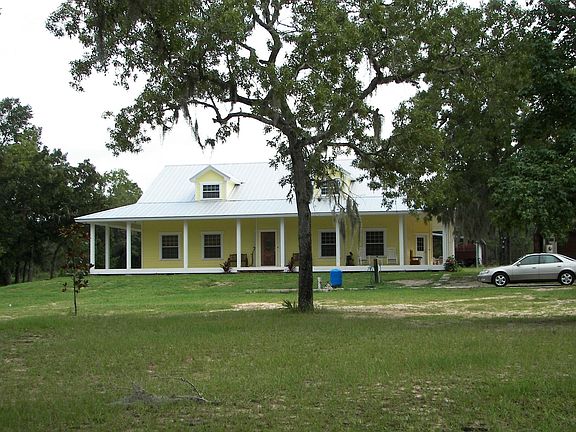 2009 Custom Cracker House front yard 