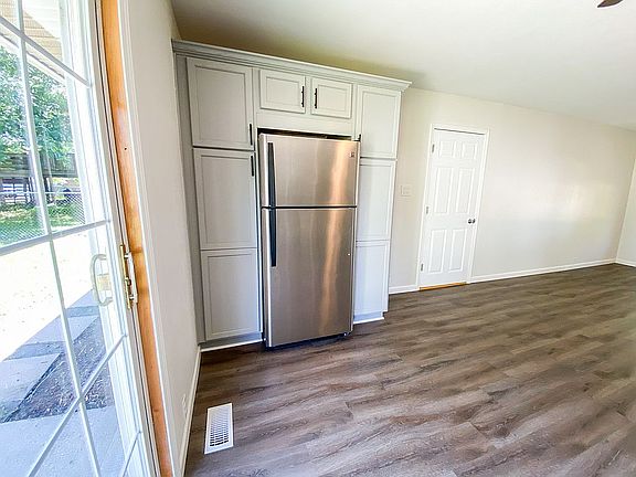 4th image of 142 Cleveland Cir