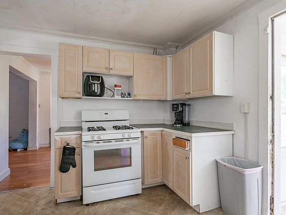 4th image of 17 Grand Avenue