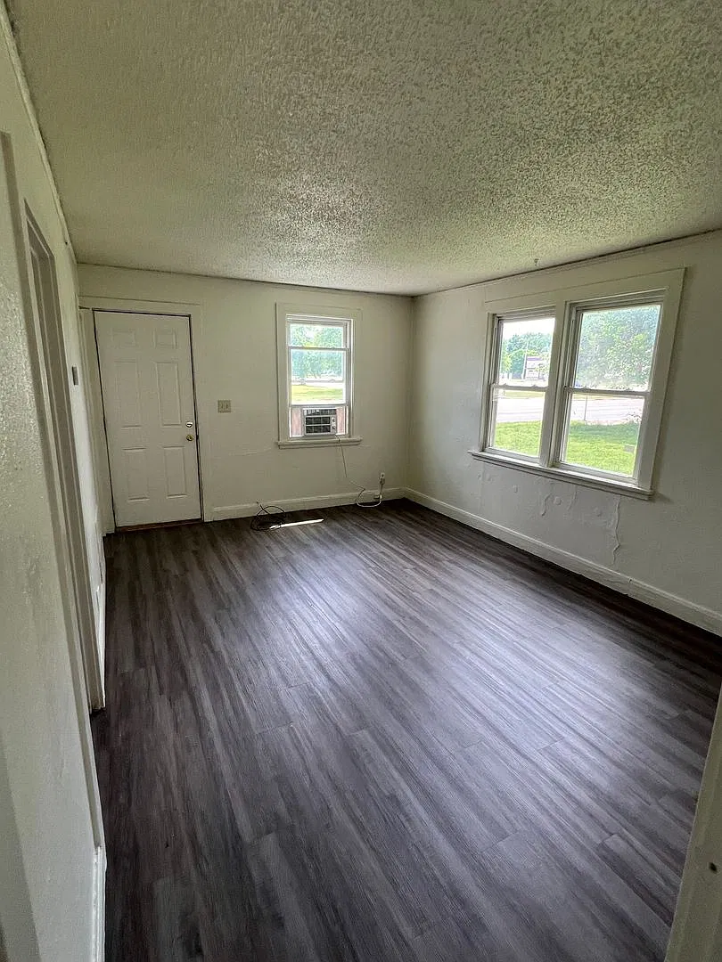 2 Bed 1 Bath Single Family Home — Photo 3