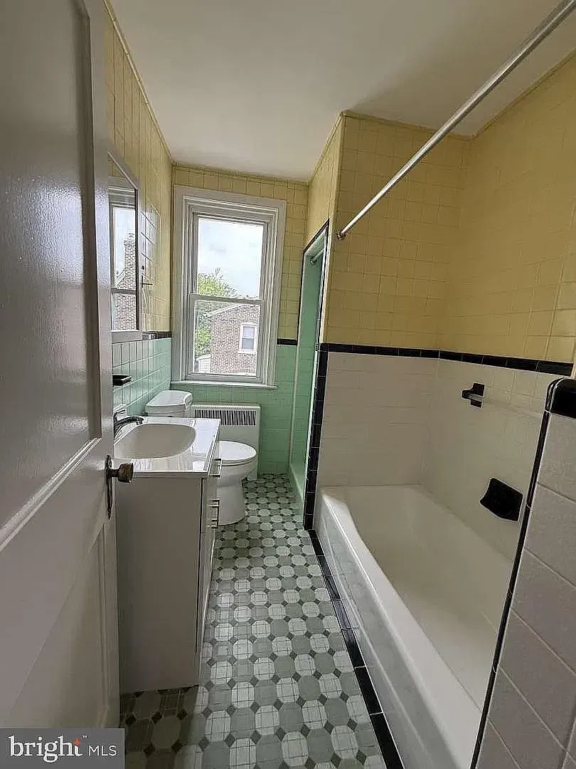 Beautifully renovated 3 bedroom townhouse — Photo 2