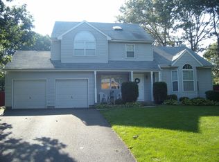 10 Nancy Pl, Selden, NY 11784