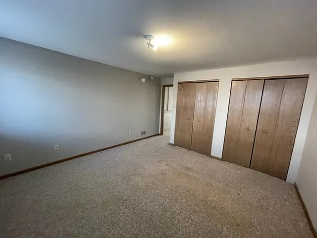 711 E Burlington St #1 — Photo 8