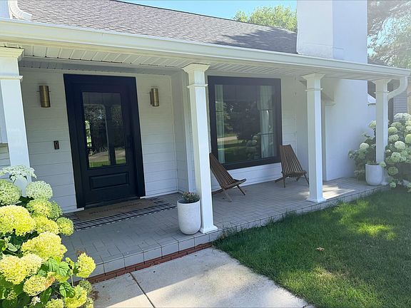 3rd image of 901 W Lochland Rd