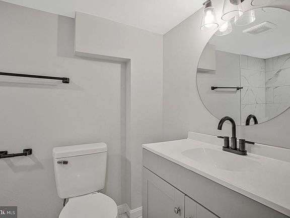 3rd image of 906 Hammonds Ln