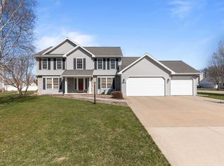 W6122 Maple Bluff Ln, MENASHA, WI 54952