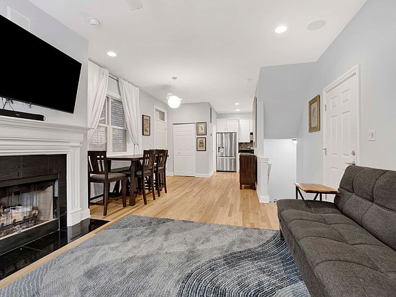 4th image of 218 S Laflin St #101