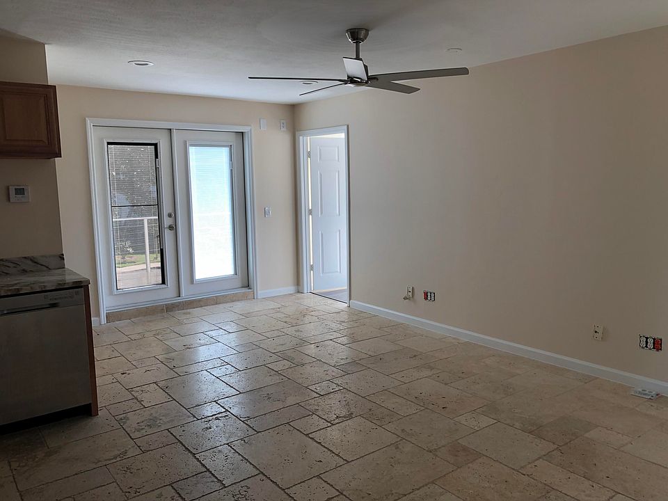 1st image of 477 SE Riverside Dr