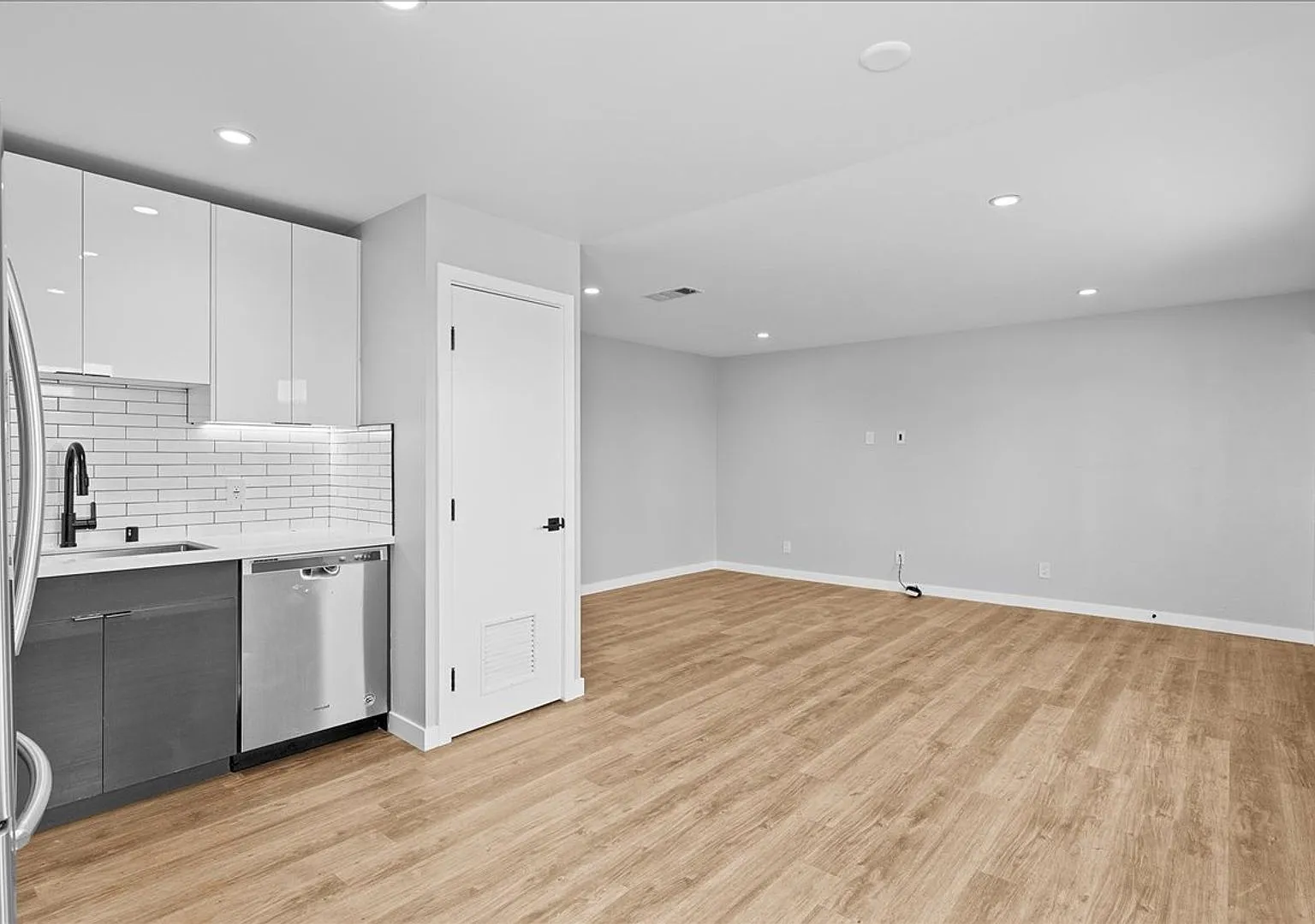 Beautiful Two Bed, One Bath Apartment In The Heart of East Hollywood! — Photo 2