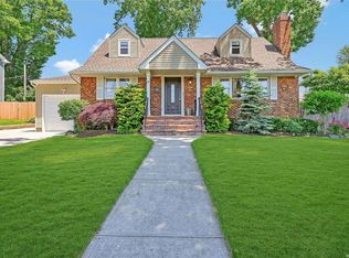 10 Tulane Rd, Glen Cove, NY 11542