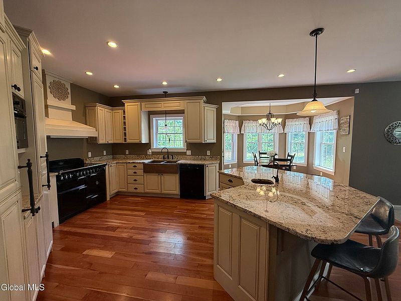 4th image of 30 Beacon Hollow Way